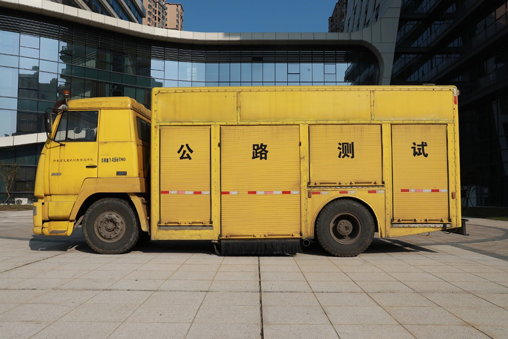 路面橫向力系數(shù)測(cè)試車.jpg
